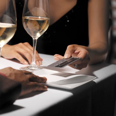 4 Expert Approved Ways To Get Out Of A Bad Date (That Don’t Involve A Fake Call From A Friend)