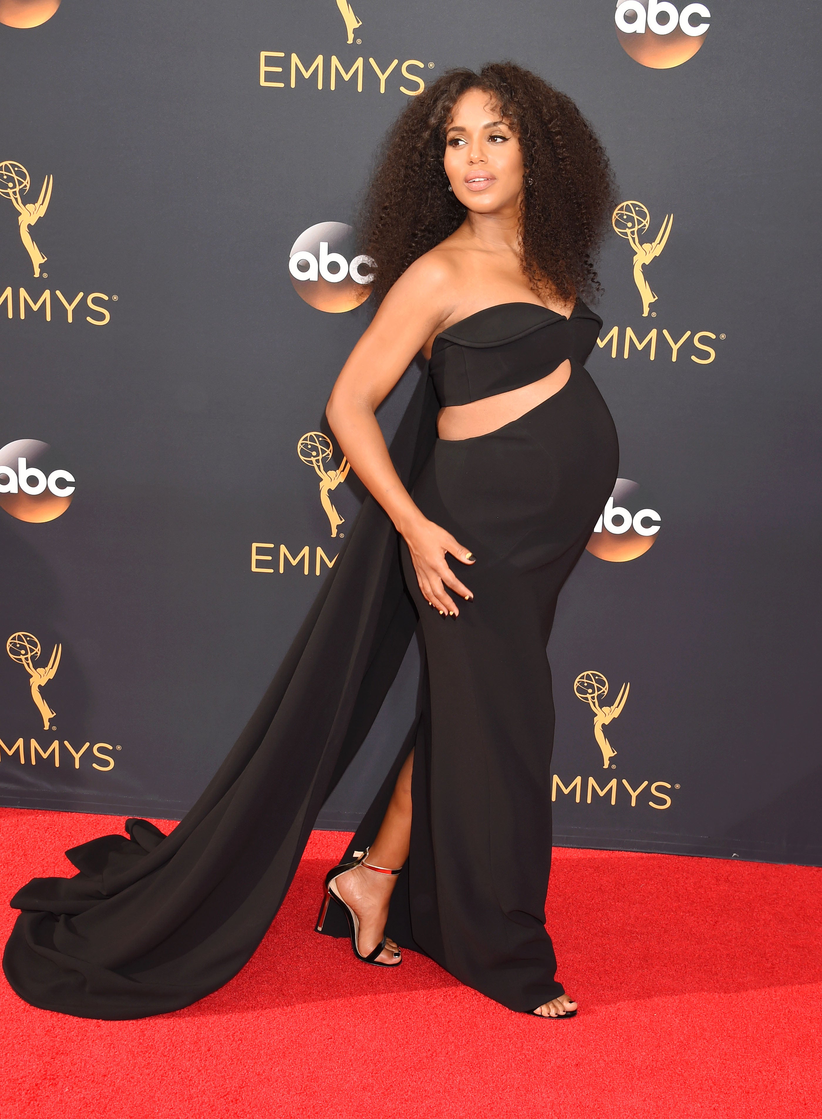 12 Glam Mommy-To-Be Style Moments We Can't Stop Gushing Over
