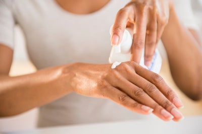 These Are The Spots Most People Miss When Putting On Sunscreen, And It’s Actually Pretty Dangerous