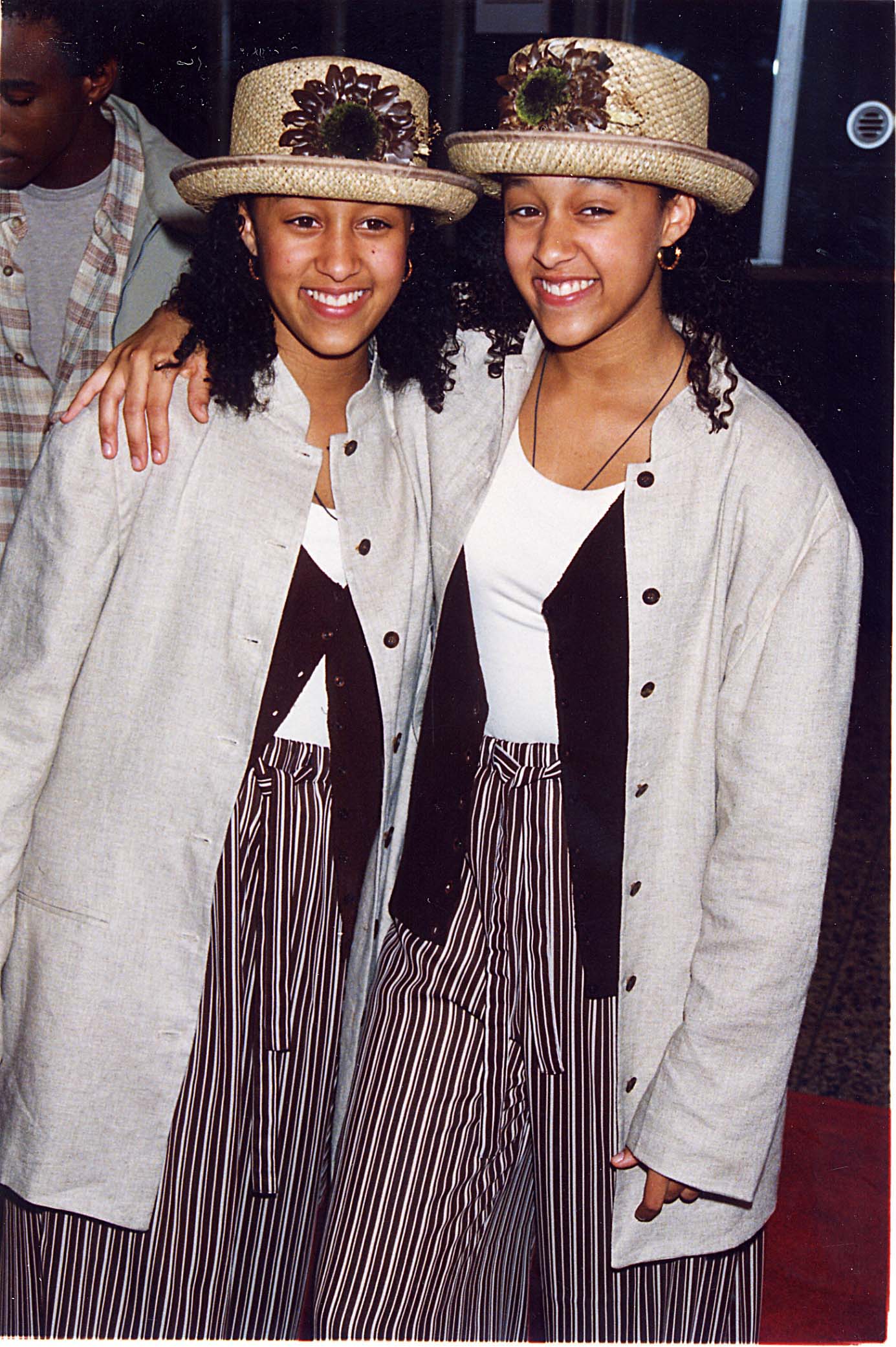 15 Photos Of Tia And Tamera That Prove They Were The Queens Of 90's Style
