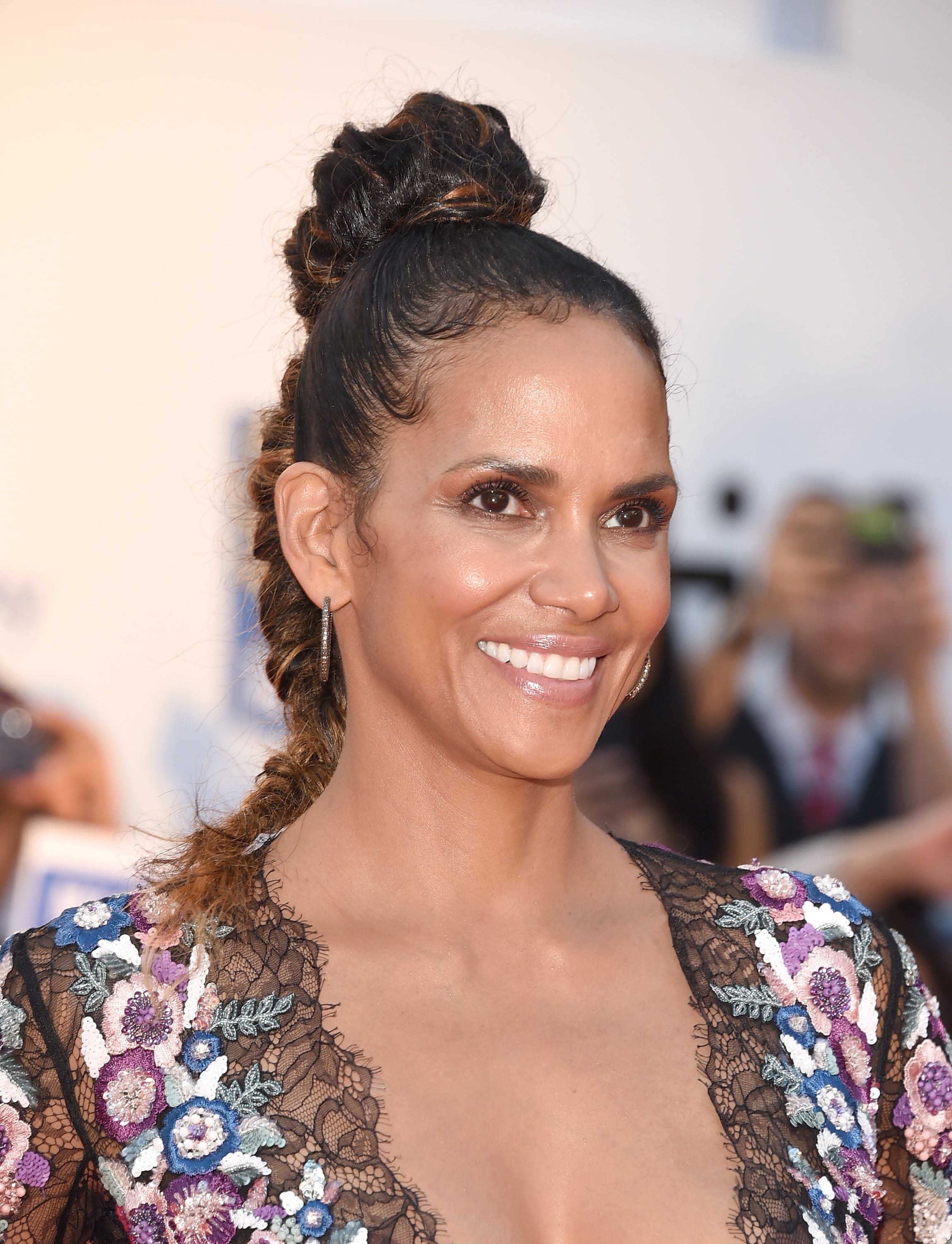 You Need A 360 View of Halle Berry's Latest Hairstyle

