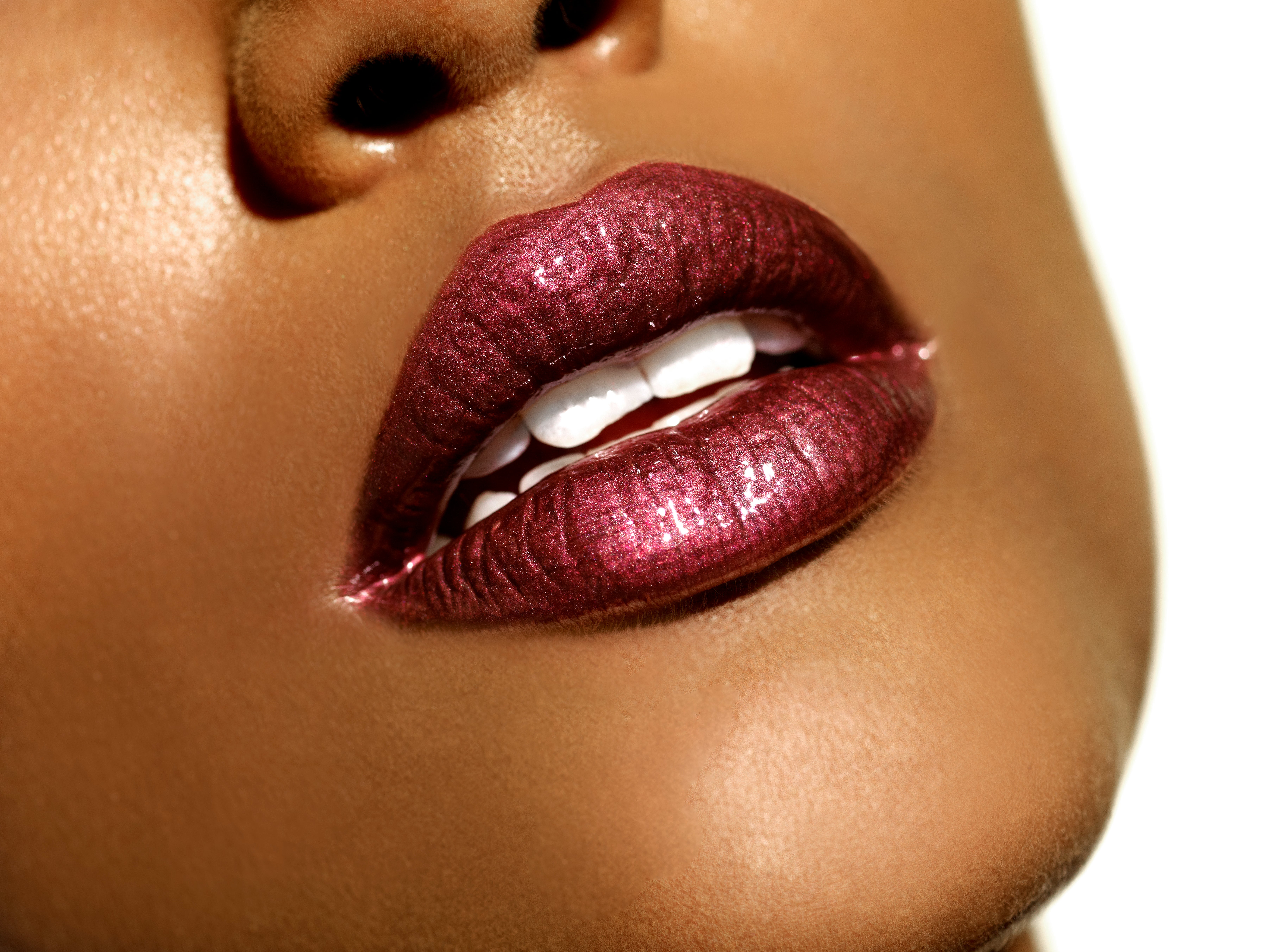 8 Lipsticks That Will Last Through Your Thanksgiving Meal 
