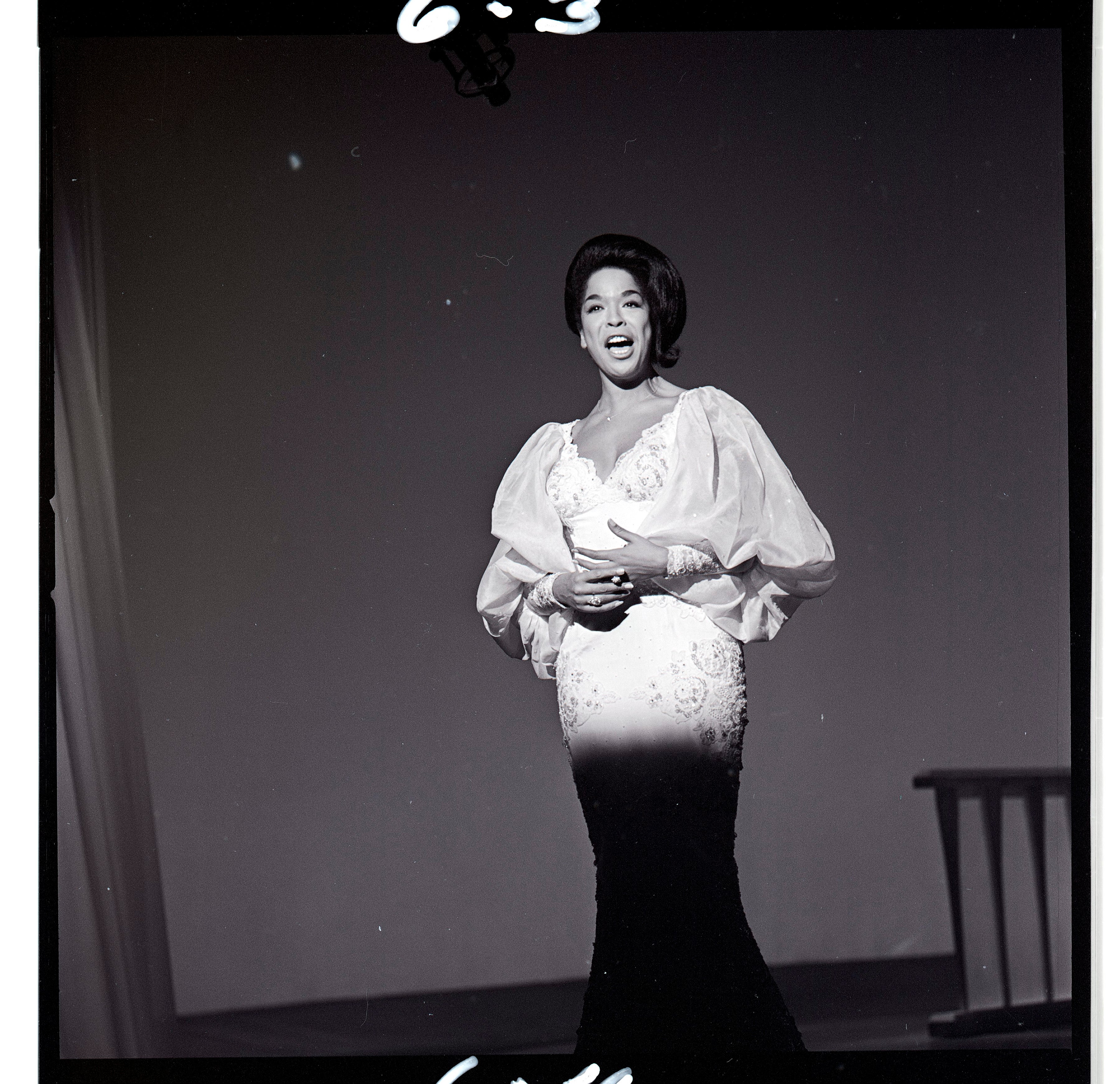 15 Rare Photos Of The Incredible Della Reese 

