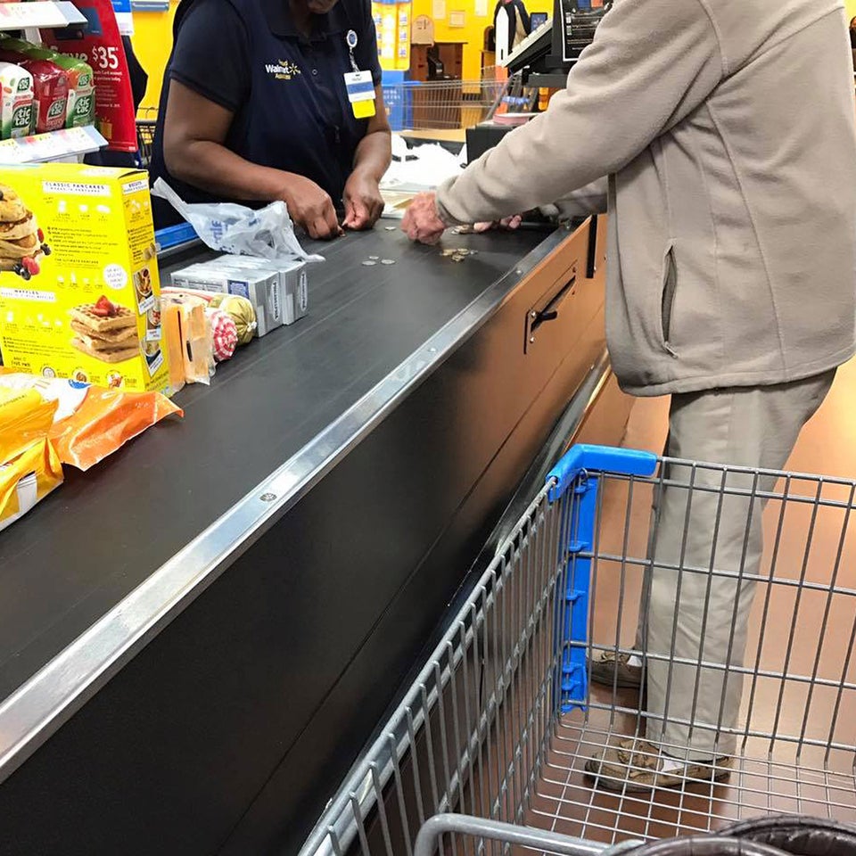 Heartwarming Photo Captures Walmart Cashier Helping Nervous Elderly Man Count His Change