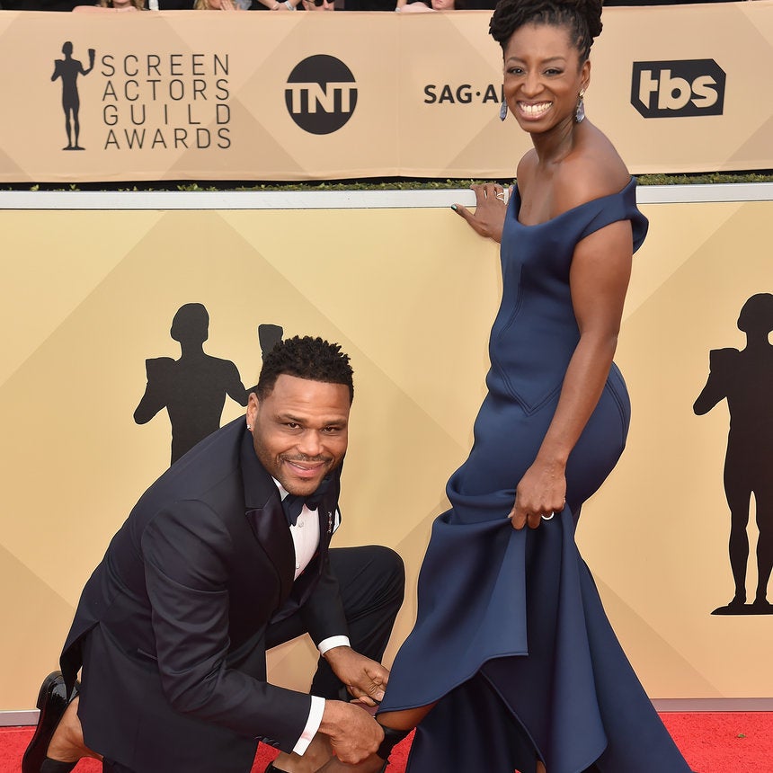 Anthony Anderson Helped His Wife With Her Shoe On The SAG Awards Red Carpet And We Love It
