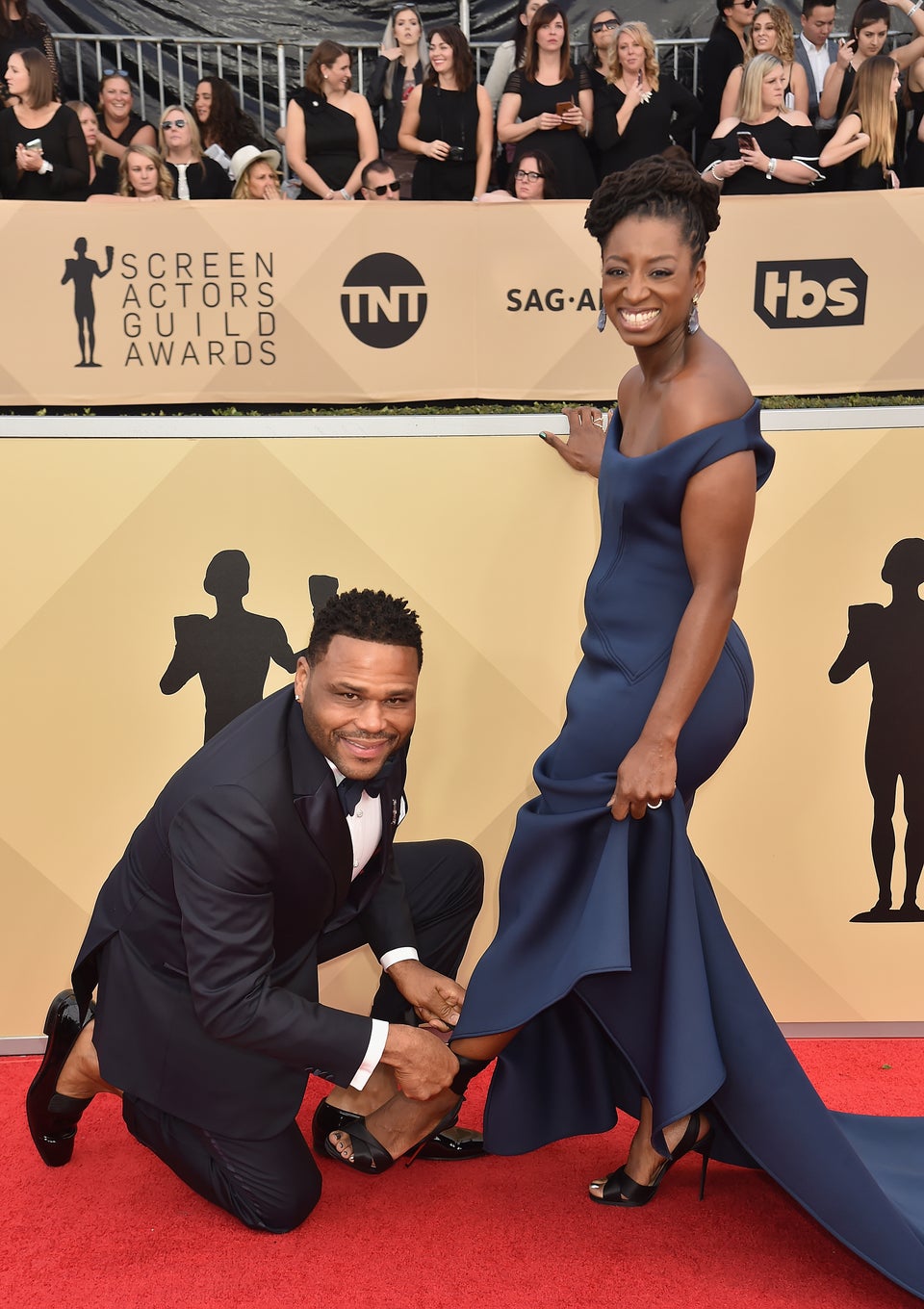 Anthony Anderson Helped His Wife With Her Shoe On The SAG Awards Red Carpet And We Love It