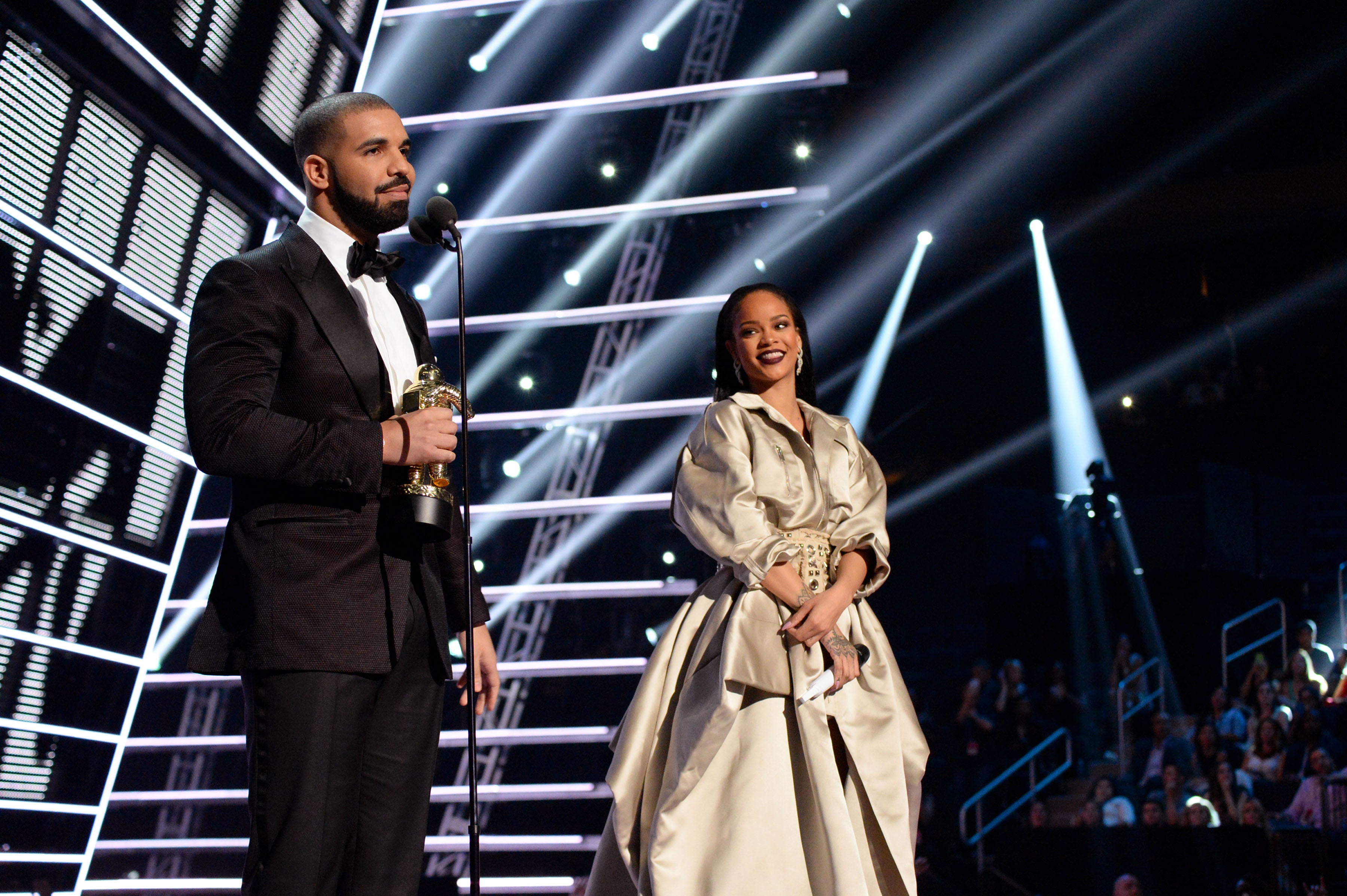 Rihanna Admits That Drake's Declaration Of Love For Her In VMA Speech Made Her Really 'Uncomfortable'
