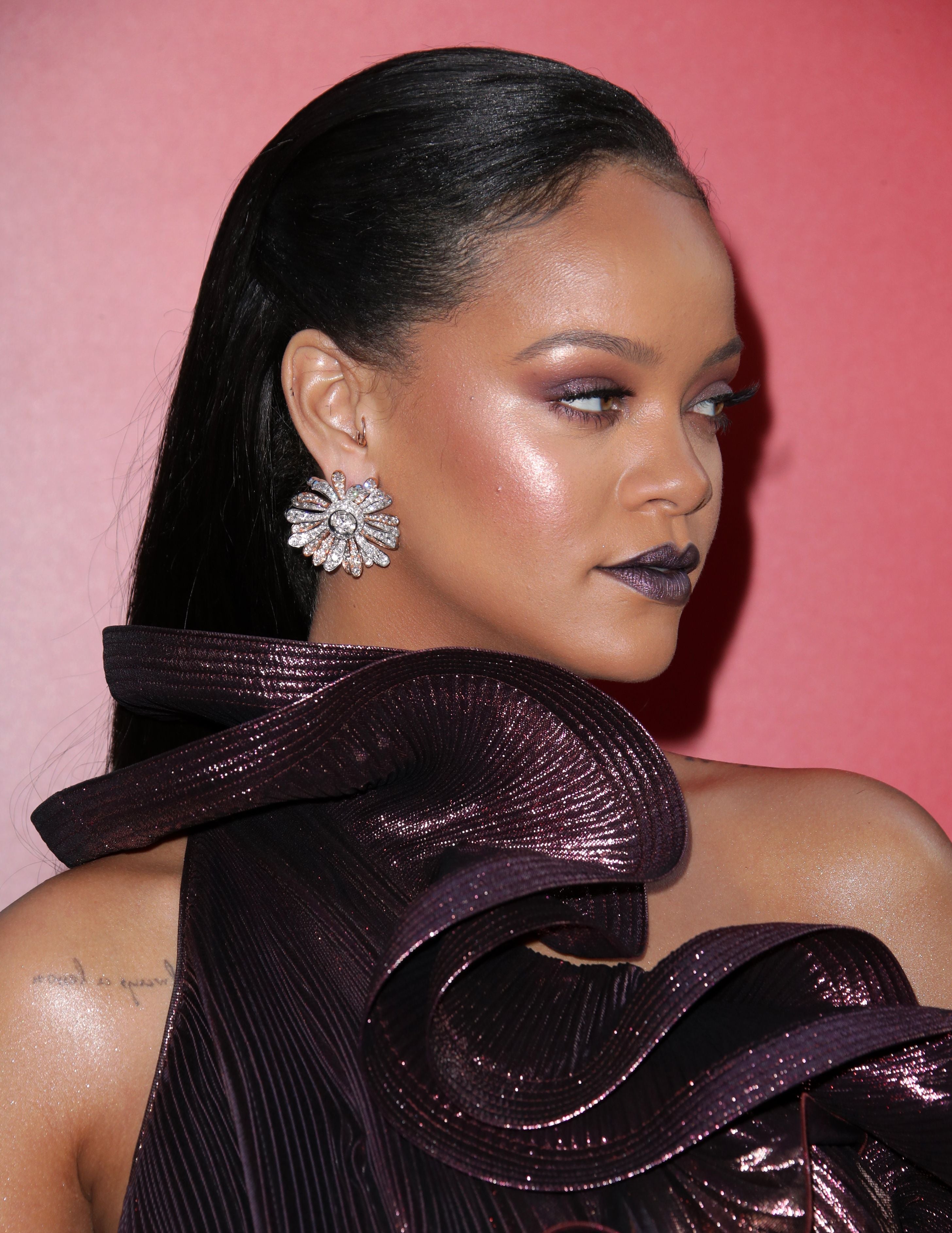Rihanna Hit The Ocean's 8 Red Carpet Looking Like A True Baddie 
