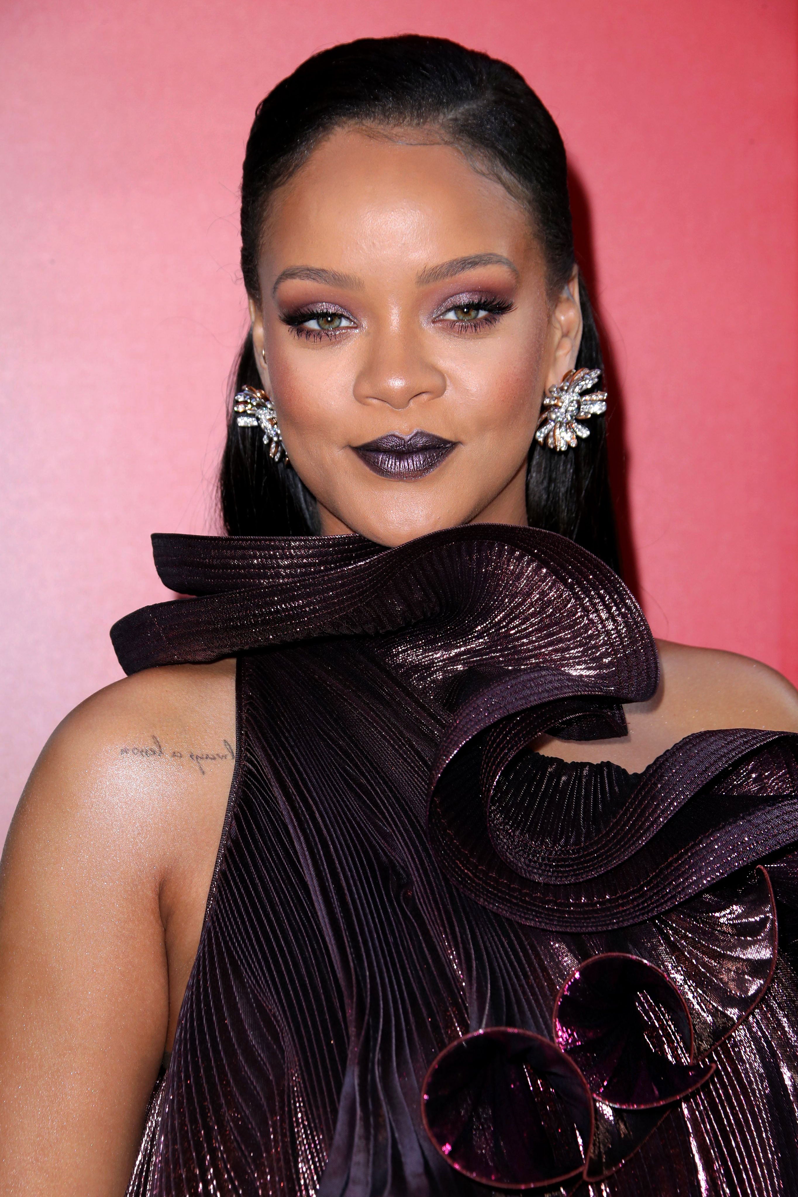 Rihanna Reportedly Turns Down Super Bowl Halftime Show To Support Colin ...