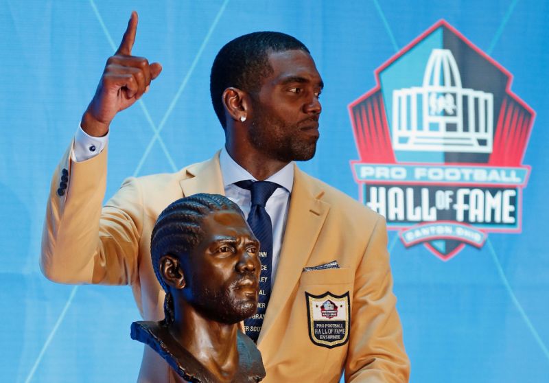 Randy Moss’ Tie Was The Perfect Fashion Protest At His NFL Hall Of Fame Induction