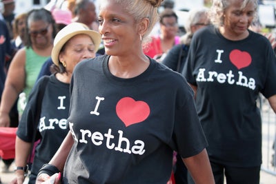 Fans Say Goodbye To Legendary Singer Aretha Franklin