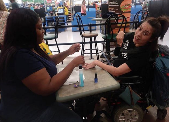 This Walmart Employee Painted A Disabled Woman's Nails And It's Truly Heartwarming