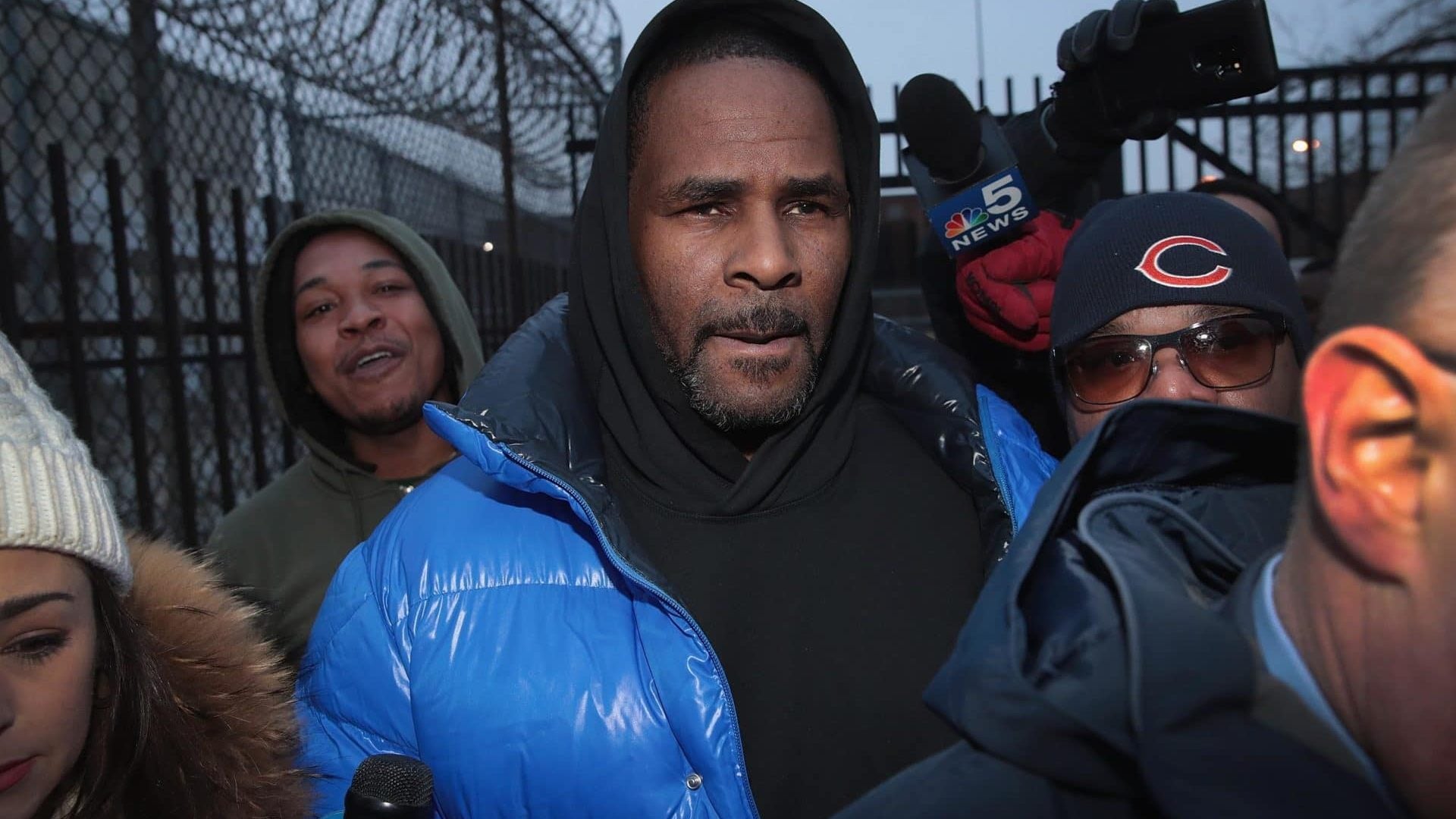 R. Kelly Gives Fans 28-Second Performance, Begs Press To 'Take It Easy' On Him