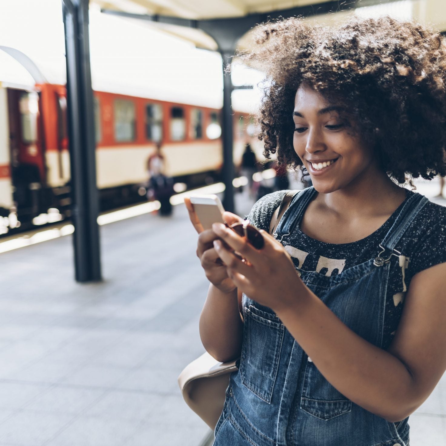 3 Apps Every Woman Traveling Solo Should Have On Her Phone