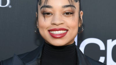 Ella Mai’s Gravity Defying Top Knot Wins The Red Carpet At The Billboard Music Awards