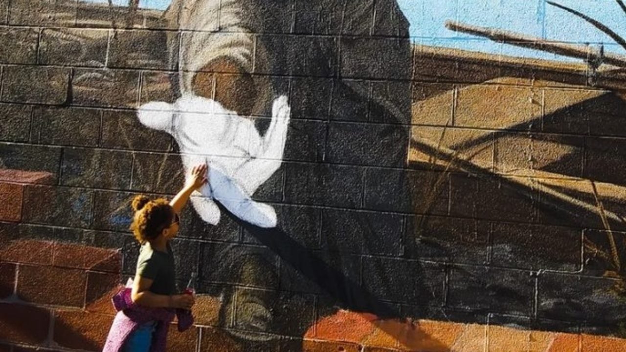 Photo Of 3-Year-Old Girl Touching A Harriet Tubman Mural Is Inspiring People Everywhere