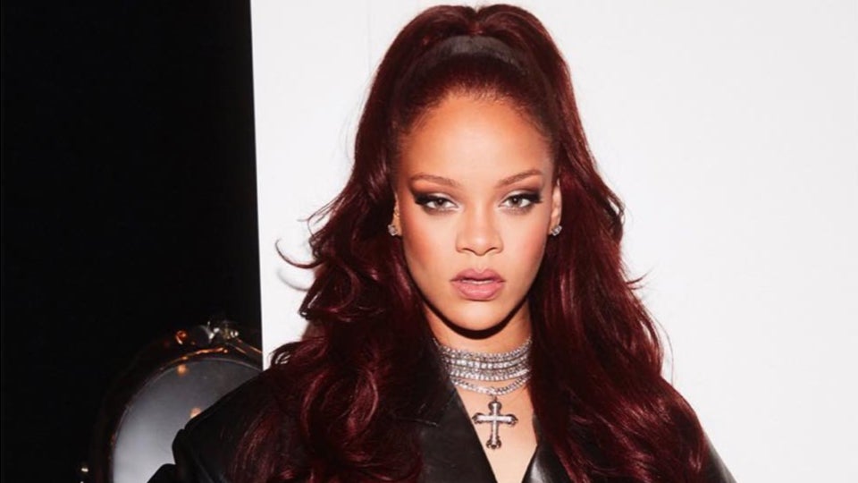 Exkluzivně: Rihanna používá tento šampon za 5 dolarů, aby její rudé vlasy zářily jako diamant