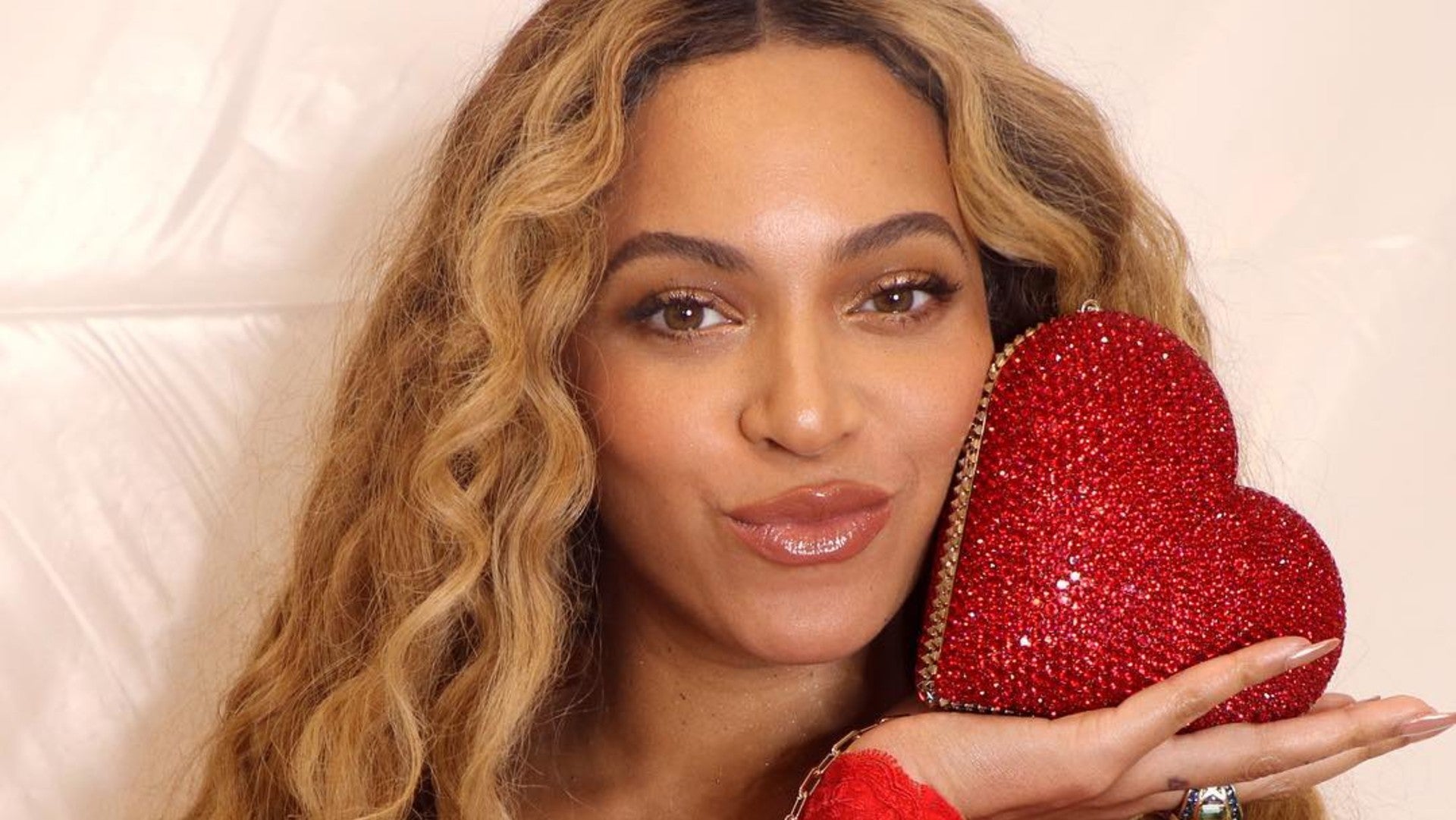 Beyoncé Goes Back To Blond With A New Hairdo