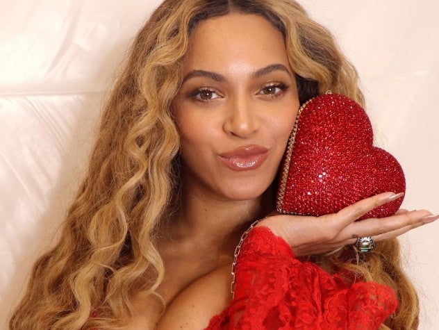 Beyoncé Goes Back To Blond With A New Hairdo