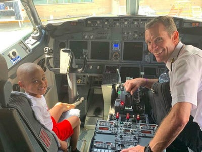 Adorable 4-Year-Old Gathers Plane Passenger Who Put Her ‘Stinky Feet’ On His Armrest