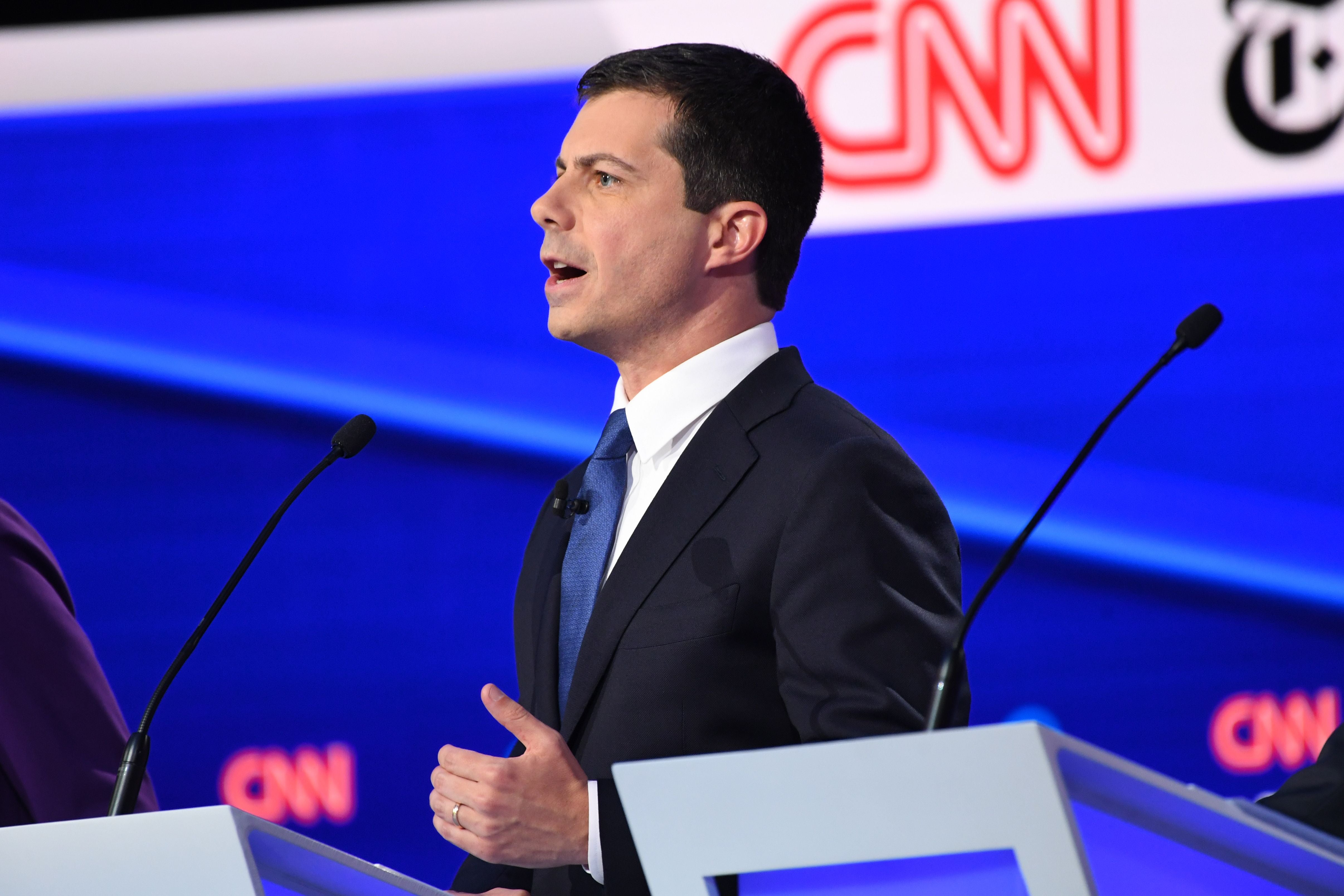 The Theme of Last Night's Democratic Debate Was 'Come For The Queen'