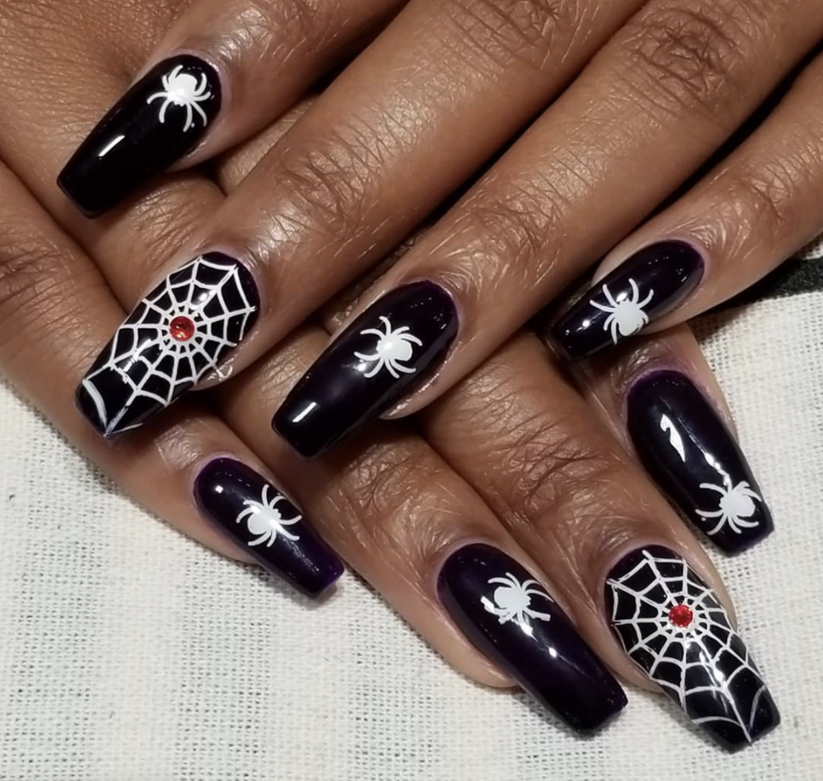 Spooky Themed Nails To Get You In The Halloween Spirit - Essence