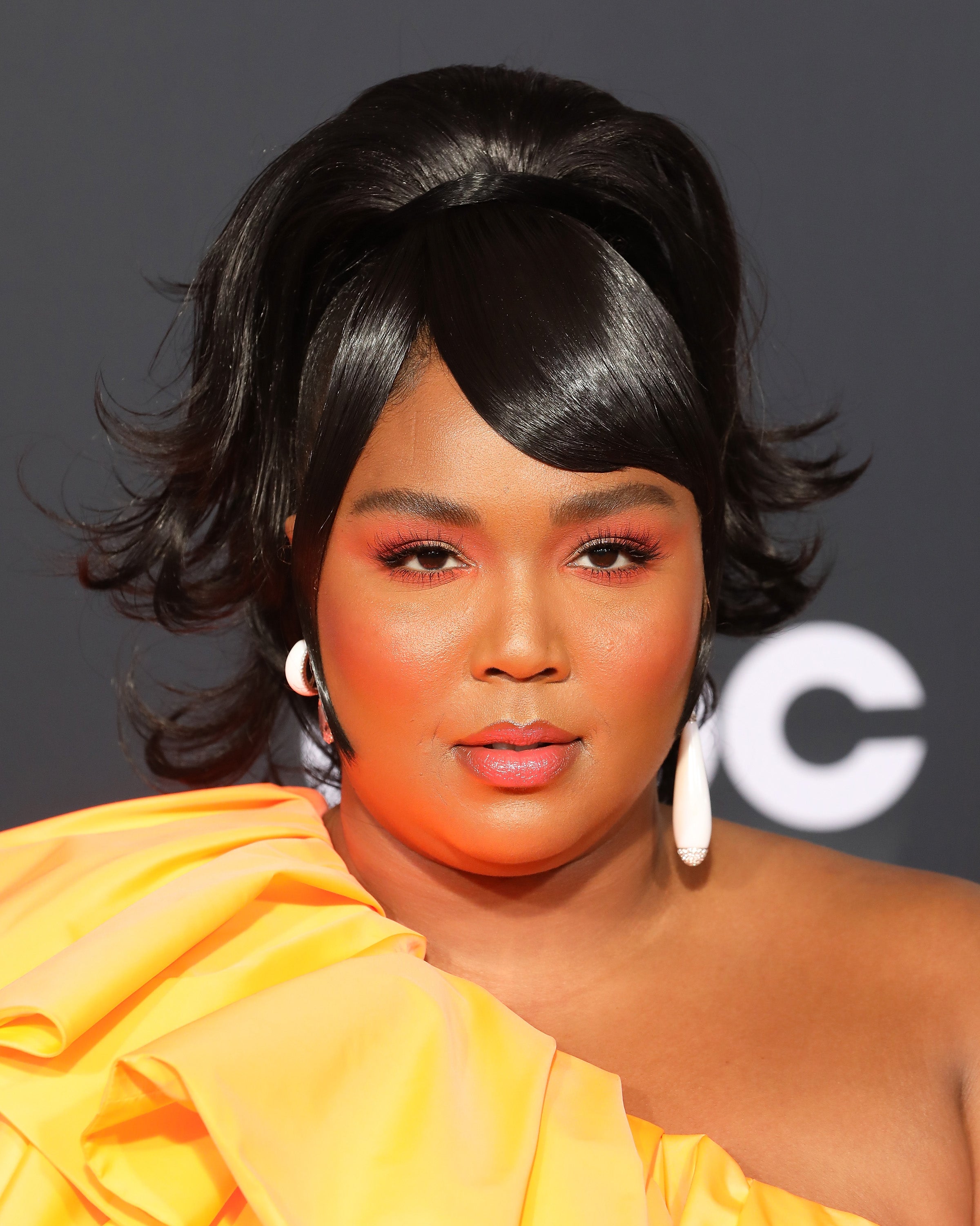 How Lizzo Slayed The AMAs With Three Beauty Looks