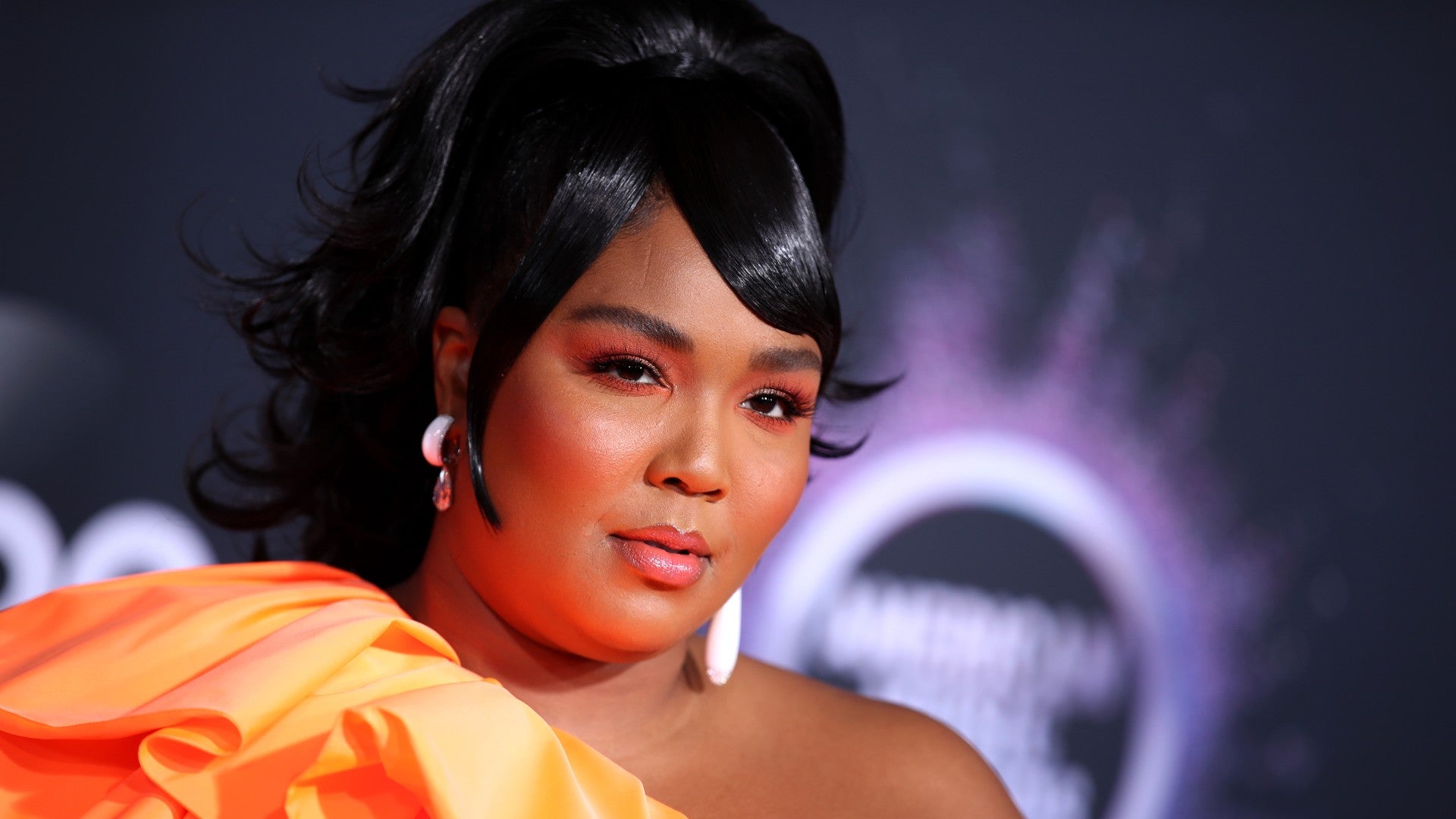 How Lizzo Slayed The American Music Awards With Three Beauty Looks