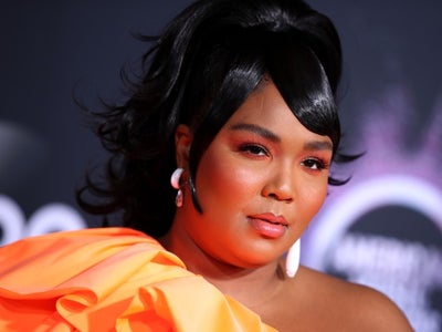 How Lizzo Slayed The AMAs With Three Beauty Looks