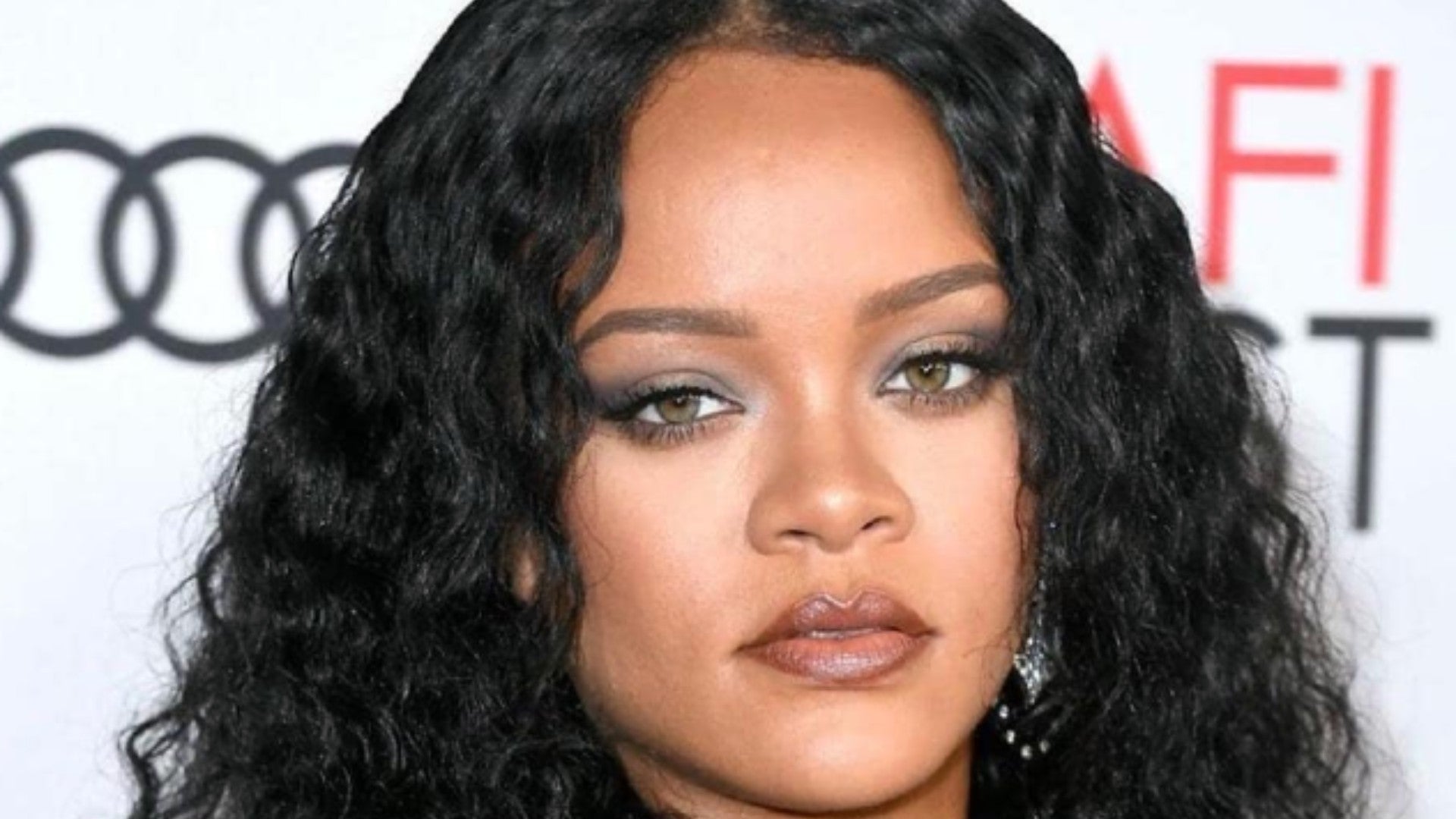 Must-See: Rihanna’s Eyebrow Tutorial Is Beauty Gold