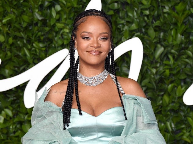 Rihanna Shows Off Perfect Edges And Flawless Skin In First Selfie Of 2020