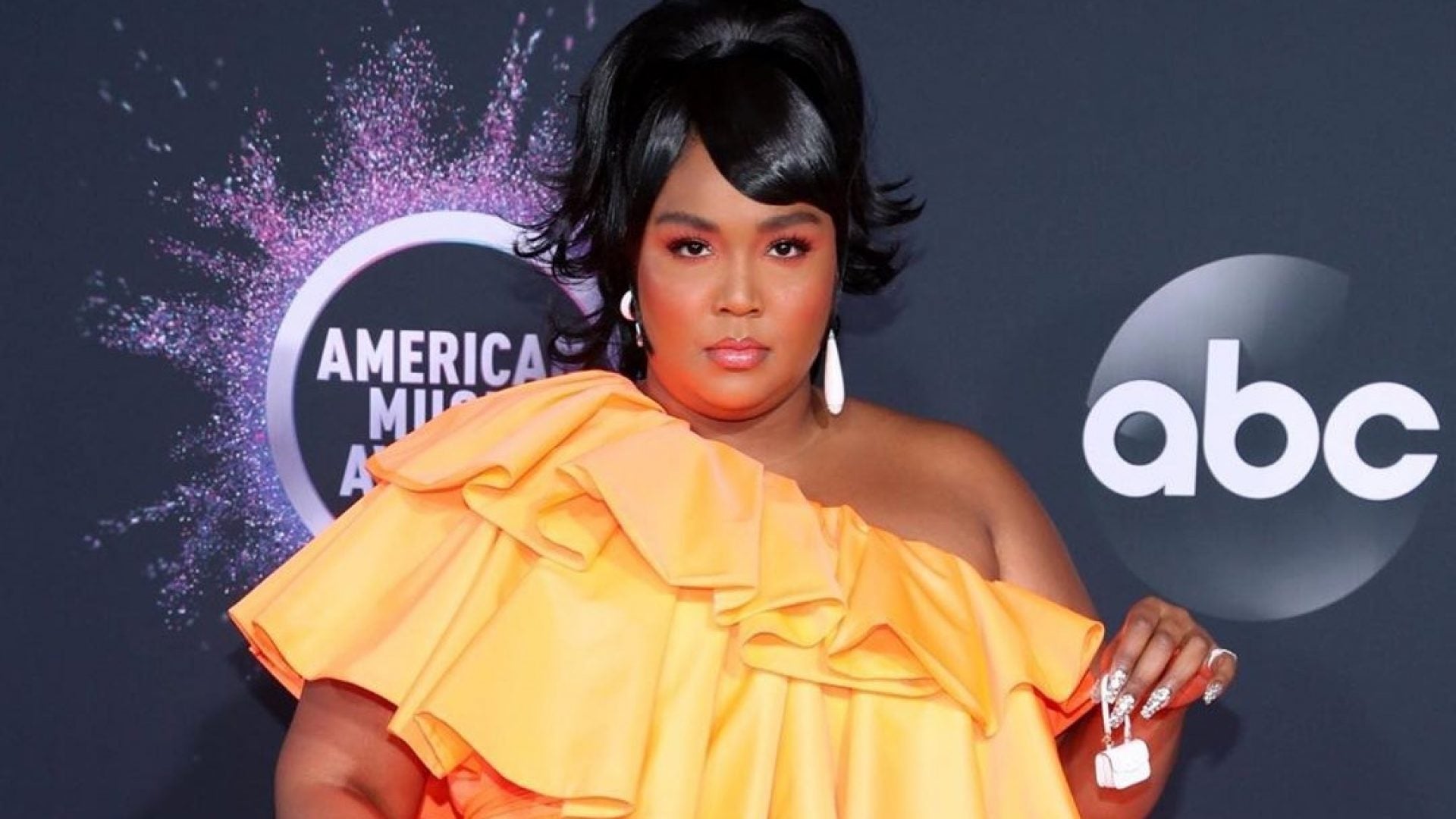 Lizzo Finally Reveals What She Carries In Her Tiny Bag - Essence