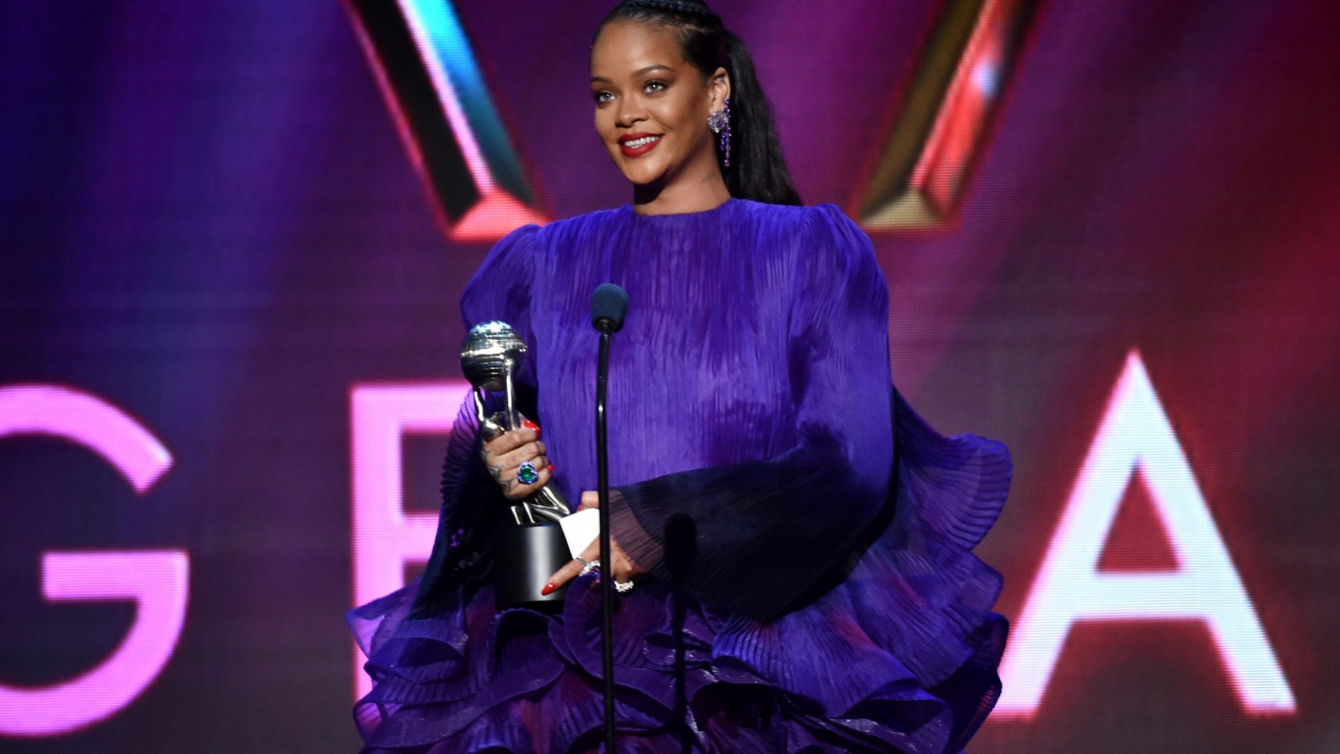 Rihanna delivers powerful speech at NAACP Image Awards (video)
