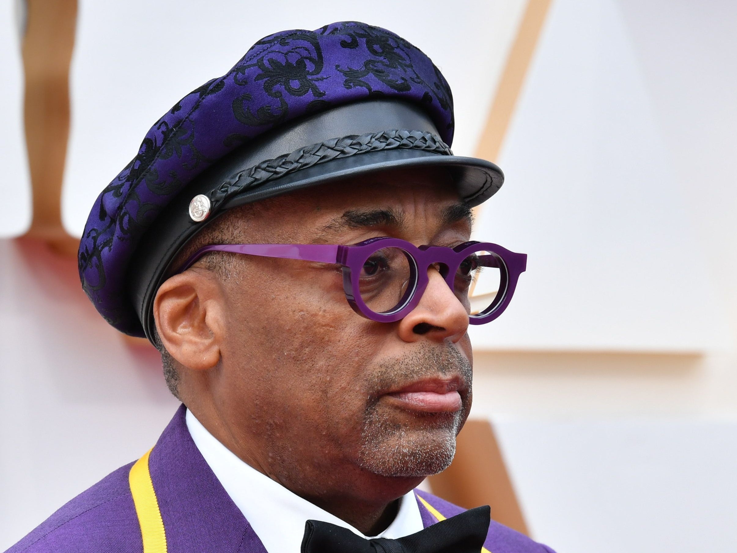 Spike Lee Pays Tribute To Kobe Bryant On Oscars Red Carpet
