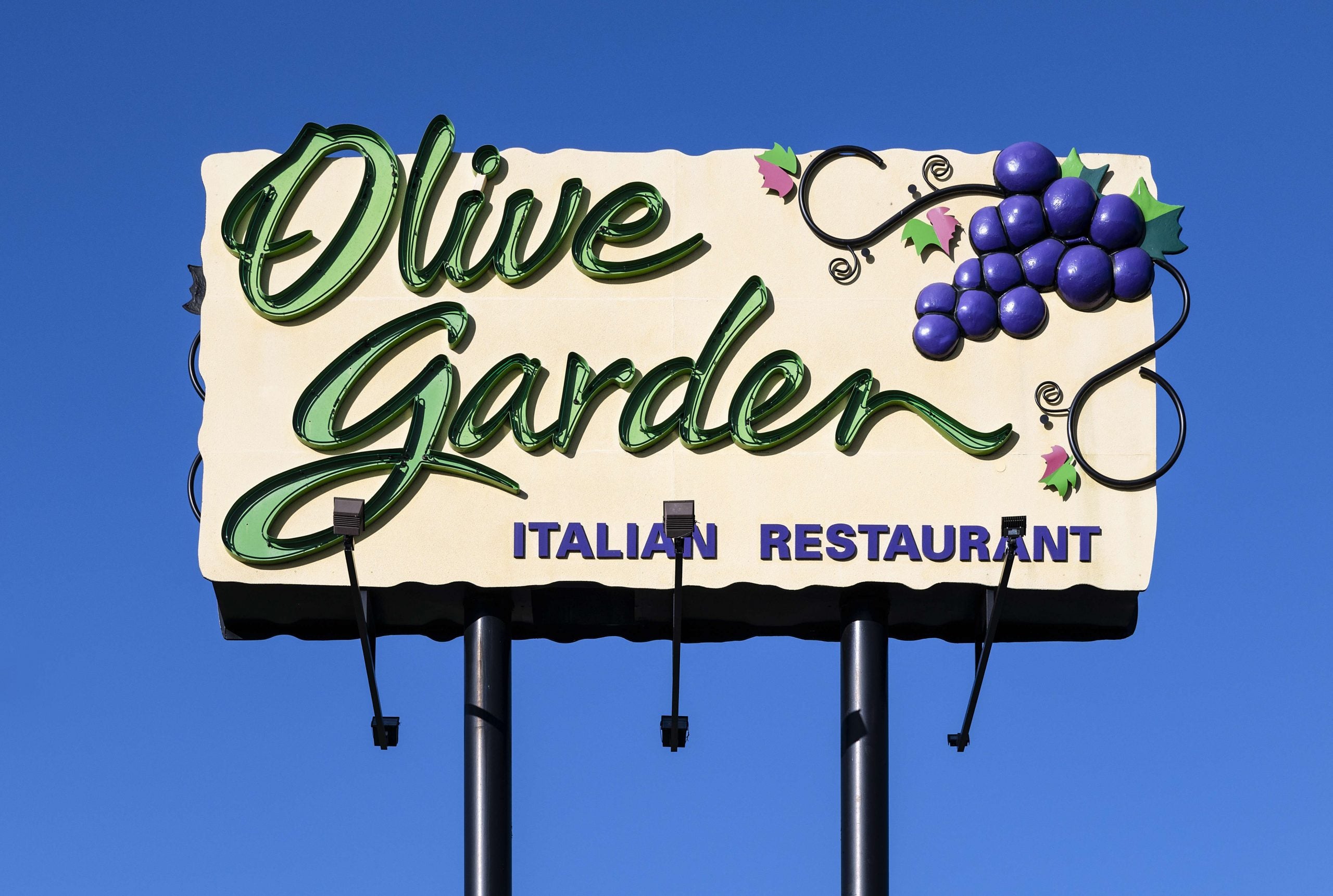 Olive Garden Employee To File Lawsuit After Customer Demanded Non-Black Server