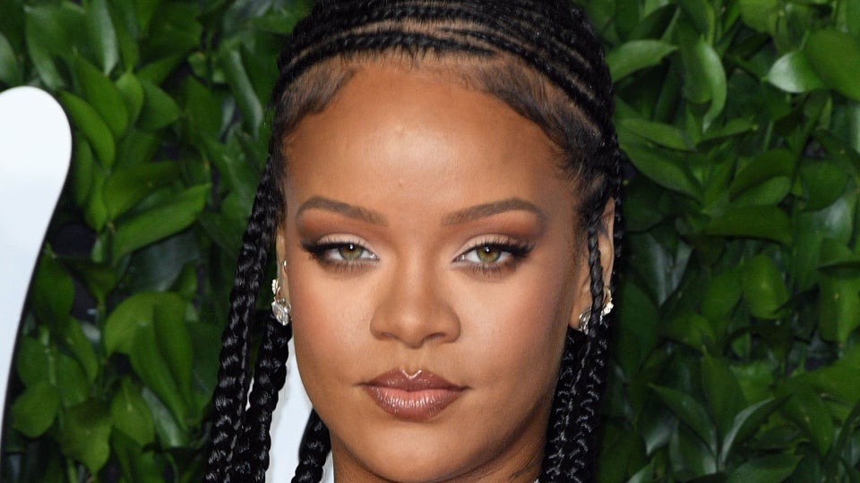 Watch Rihanna Create The Perfect ‘No Makeup’ Makeup Look