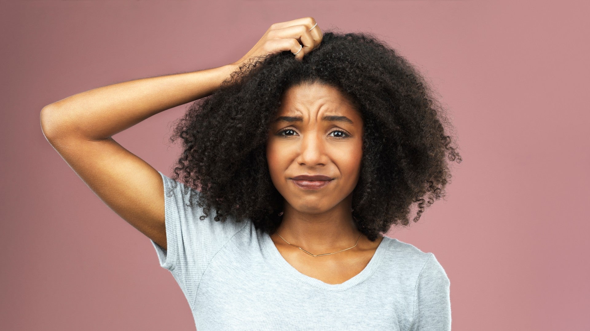 Your Hair Oil Could Be Making Your Dry Scalp Worse, According To One Expert