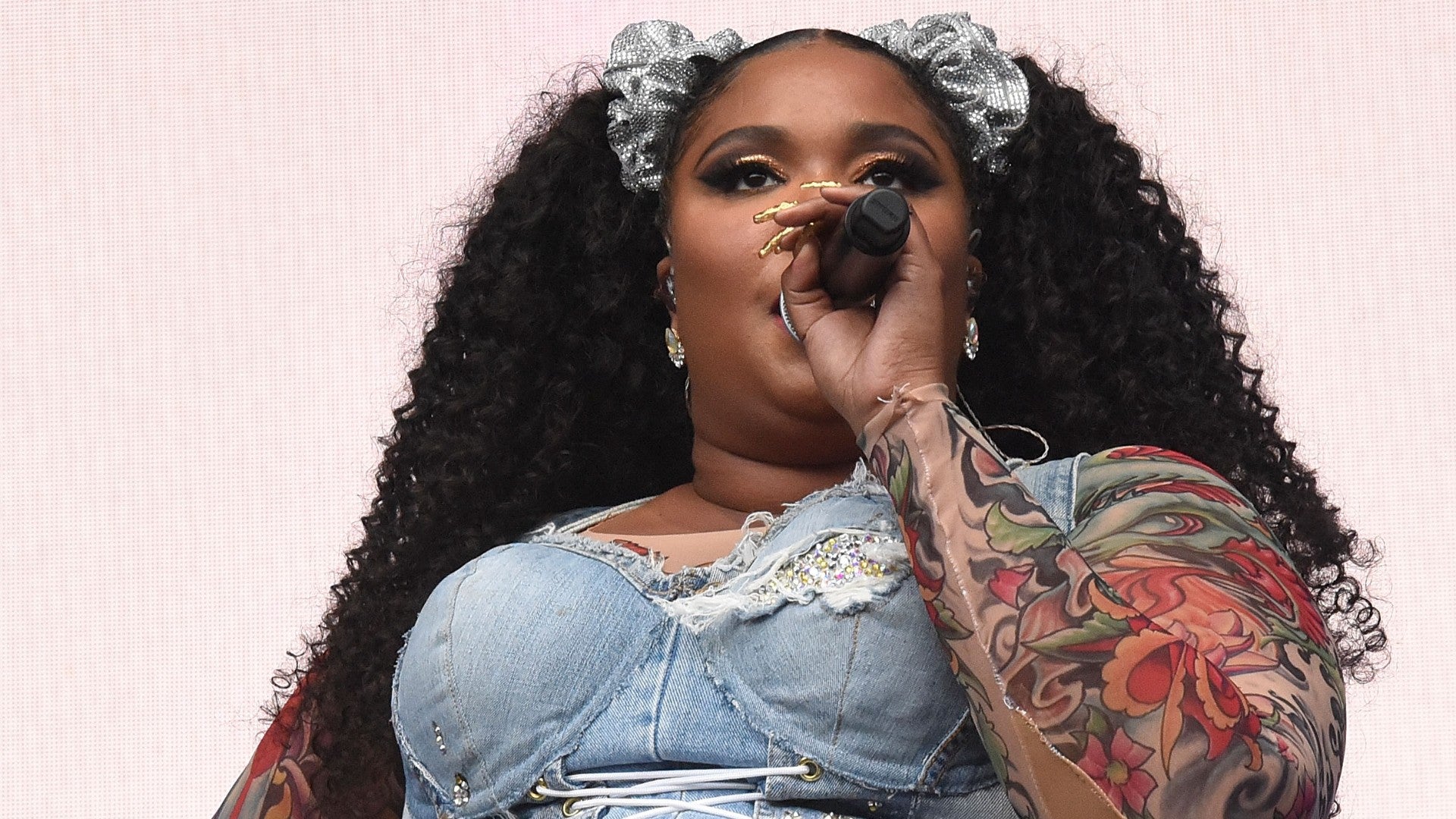 Lizzo's Bantu Knots Are Worthy Of A Double Tap