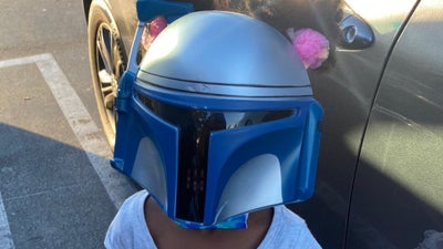 Let The Force Be With Her! Five-Year-Old Stunts In ‘Star Wars’ Mask On Shopping Trip