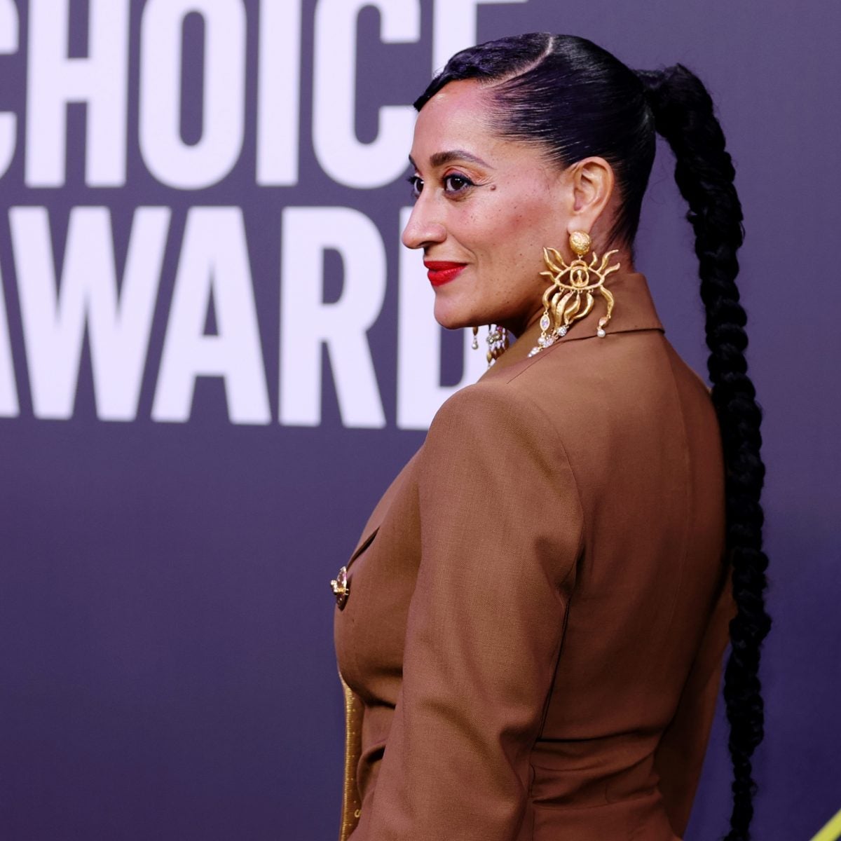Tracee Ellis Ross’s Signature Braid Got An Old School Upgrade For The 2020 E! People’s Choice Awards