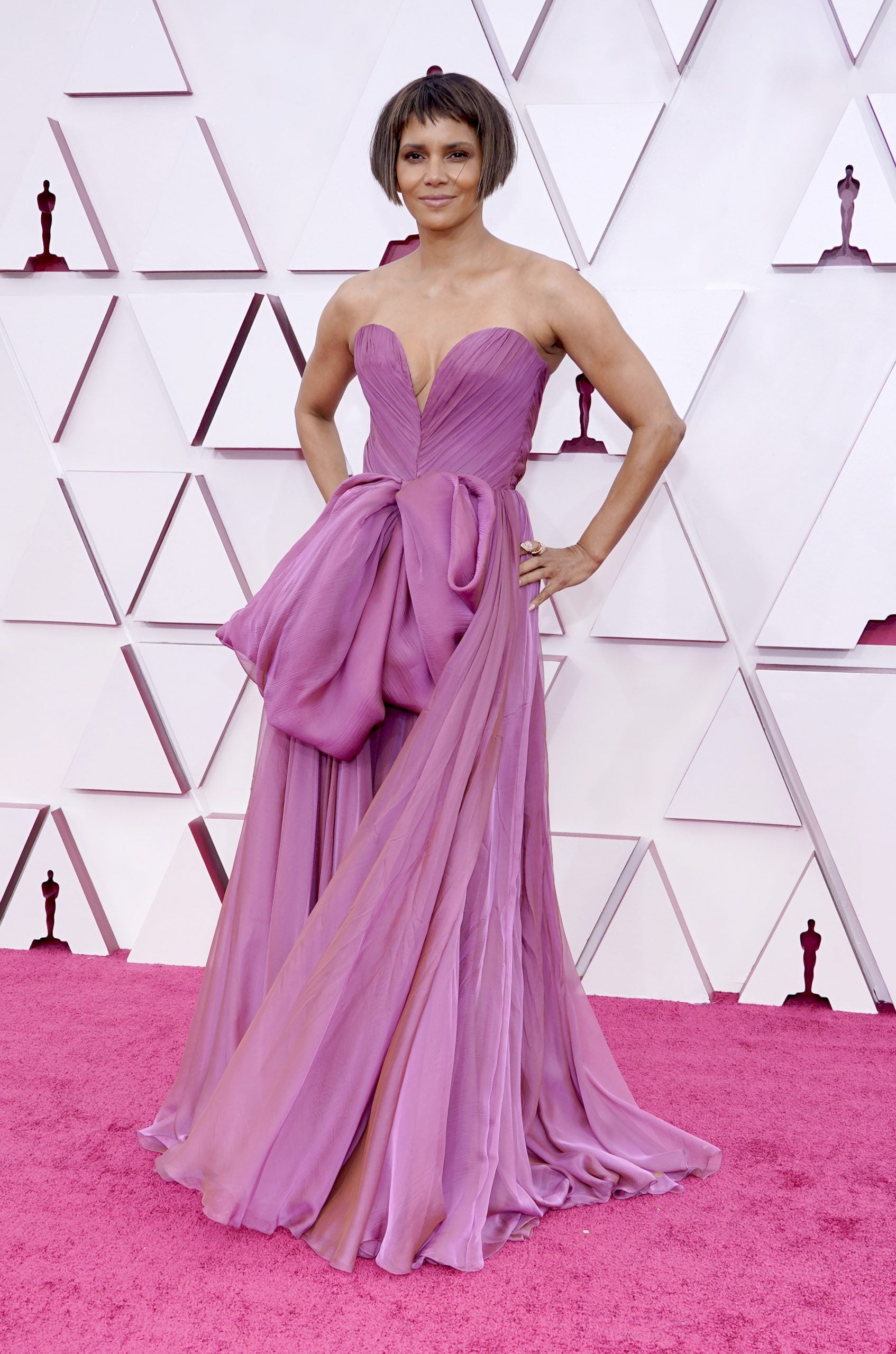Halle Berry Twirls On The 2021 Oscars Red Carpet In Dolce & Gabbana