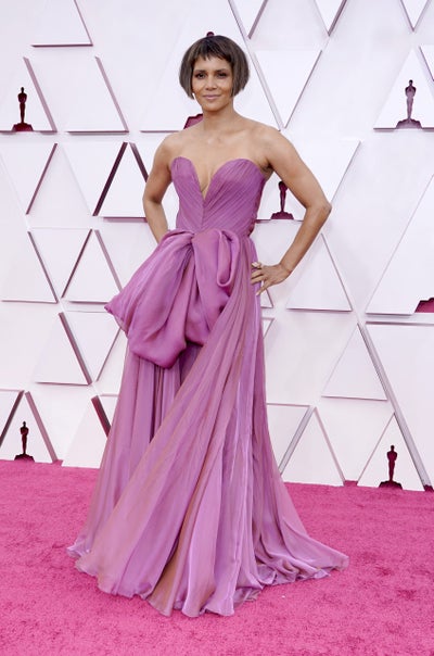 Halle Berry Twirls On Oscars Red Carpet In Dolce & Gabbana