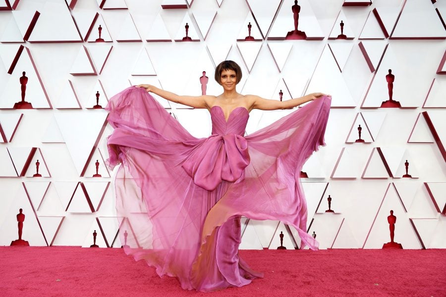 Halle Berry Twirls On Oscars Red Carpet In Dolce & Gabbana ...