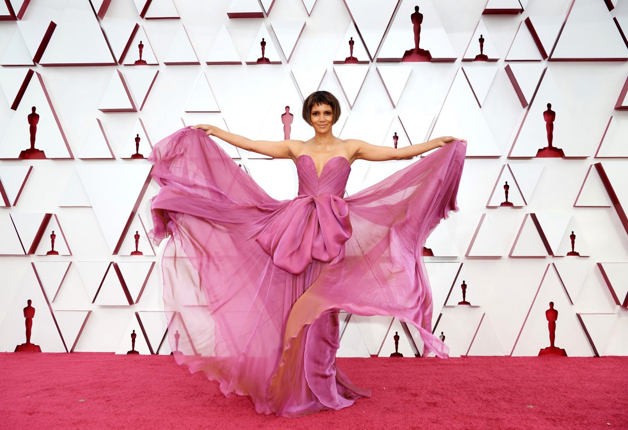 Halle Berry Twirls On The 2021 Oscars Red Carpet In Dolce ...