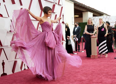 Halle Berry Twirls On Oscars Red Carpet In Dolce & Gabbana