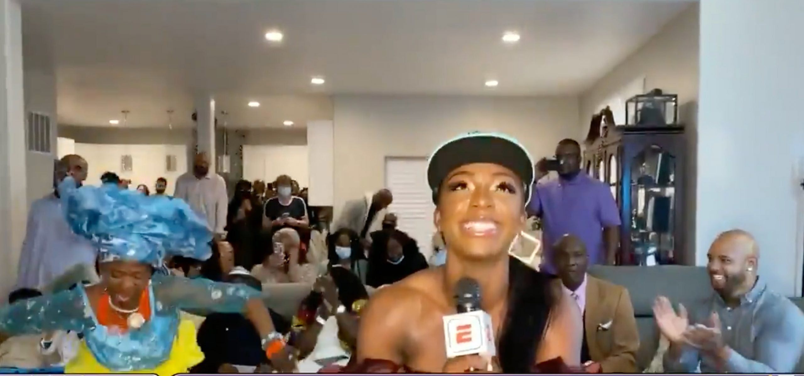 “I’m Grandma!” Michaela Onyenwere’s Grandmother Went Viral For Being A Whole Vibe During The WNBA Draft