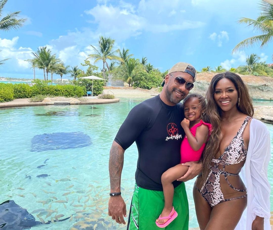 Kenya Moore And Marc Daly Enjoy "Family Time" In The Bahamas With Daughter Brooklyn