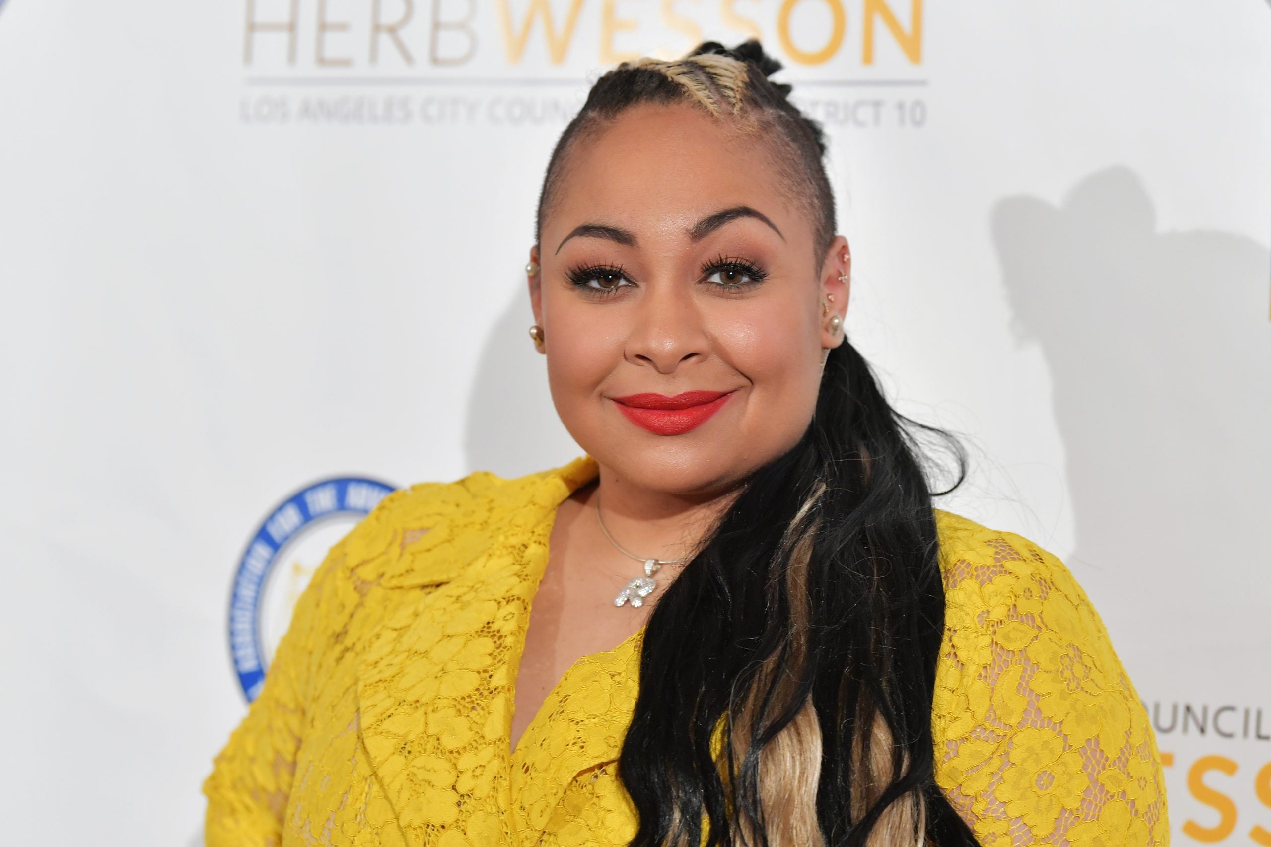 Raven-Symoné Shows Off 28-Pound Weight Loss: "I Got A Whole Different Face Going On"