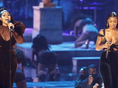 Jazmine Sullivan And Ari Lennox Perform “On It” Live