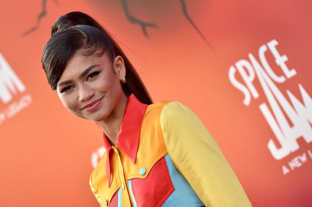 Zendaya looks more stylish at a basketball game than we've ever looked in  our entire lives - HelloGigglesHelloGiggles